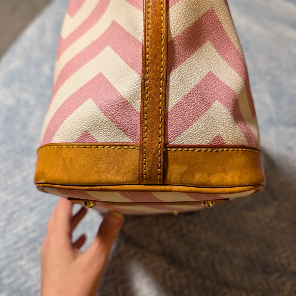 🚫🚫SOLD🚫🚫Dooney & Bourke Pink Chevron Tote Bag - Picture 4 of 14
